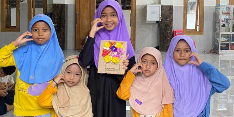 Generus TPQ Al-Khasan Kebalandono Belajar Kreativitas dan Syukur Lewat “Cardboard Flower Walk”