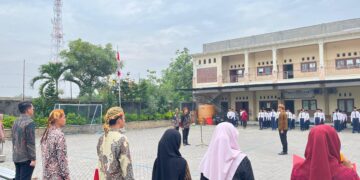 Lembaga Pendidikan Islam Budi Luhur Sugio Gelar Upacara Peringatan Hari Pahlawan