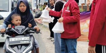 Tingkatkan Kepedulian, PC Pemuda LDII Sekaran Berbagi Takjil Gratis