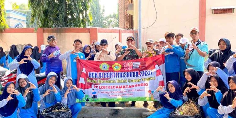 PC LDII Sugio Gandeng SD Islam Budi Luhur Adakan Kerja Bakti Bersama, Camat Sugio Turut Hadir