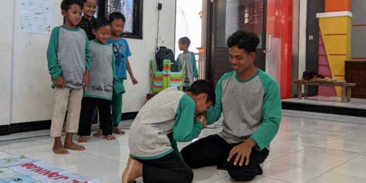 TPQ Baitul Jannah Tutup Lomba Agustusan dengan Permainan Tangga Berkarakter