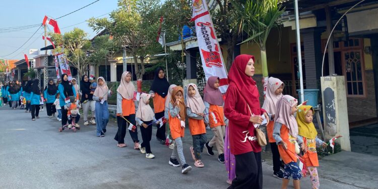 Semarak HUT RI ke-80, Anak-Anak TPQ Baitul Makmur Gelar Jalan Sehat