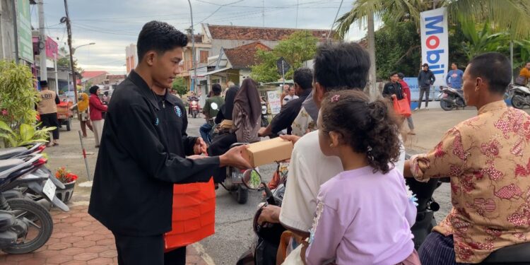 Aksi Rutin Ramadan, Pemuda LDII Bagikan Ratusan Takjil Gratis