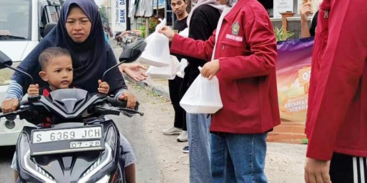 Tingkatkan Kepedulian, PC Pemuda LDII Sekaran Berbagi Takjil Gratis
