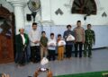 Jajaran Muspika Bagikan Santunan Untuk Anak Yatim Dalam Kegiatan Safari Ramadhan Di Masjid An Namiroh LDII Sukodadi