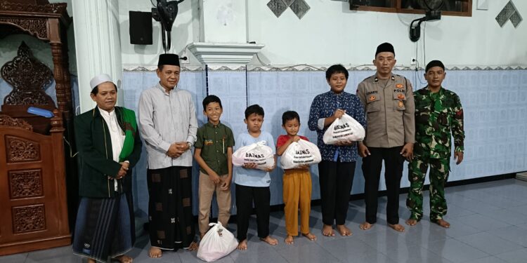 Jajaran Muspika Bagikan Santunan Untuk Anak Yatim Dalam Kegiatan Safari Ramadhan Di Masjid An Namiroh LDII Sukodadi