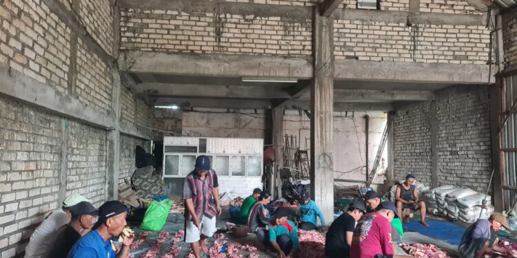 PAC LDII Kendalkemlagi Gotong Royong Pengelolaan dan Pengemasan Daging Kurban