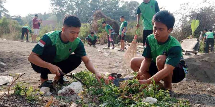 Pemuda LDII Lamongan Gelar Kerja Bakti Bersama, Gelorakan Semangat Gotong Royong