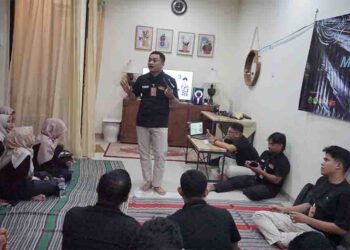 Fokus Pemanfaatan Kecerdasan Buatan untuk Desain, Derry Bagus Latih Kader LINES Lamongan Lewat Praktik Langsung