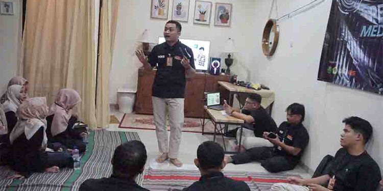 Fokus Pemanfaatan Kecerdasan Buatan untuk Desain, Derry Bagus Latih Kader LINES Lamongan Lewat Praktik Langsung