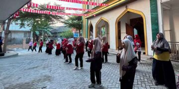 Semarak Senam Guru SD Kecamatan Lamongan Menggema di SD Jazeerah, Pererat Kebersamaan Antar-Lembaga