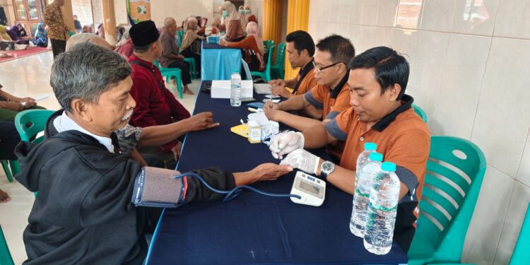 Ratusan Peserta Hadiri Cek Kesehatan Gratis, Kolaborasi PC LDII Ngimbang Bersama Puskesmas Ngimbang