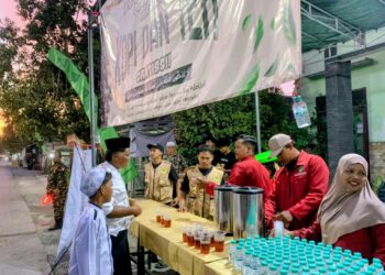 Pemuda LDII PC Maduran Bagikan Ribuan Minuman Gratis di Maulidurrasul Desa Parengan
