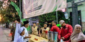 Pemuda LDII PC Maduran Bagikan Ribuan Minuman Gratis di Maulidurrasul Desa Parengan