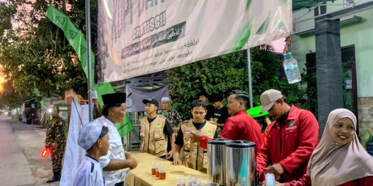 Pemuda LDII PC Maduran Bagikan Ribuan Minuman Gratis di Maulidurrasul Desa Parengan